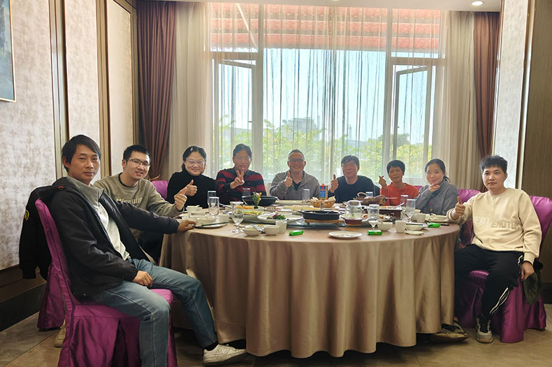 铭辉电动缸营销团队与工程团队聚餐合影